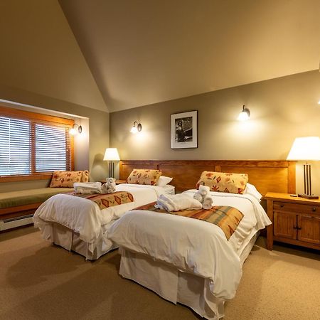 Vagabond Lodge At Kicking Horse Голден Экстерьер фото