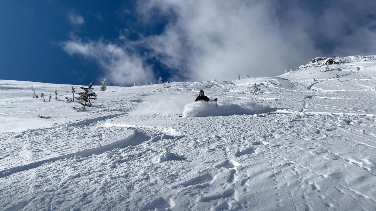 Vagabond Lodge At Kicking Horse Голден Экстерьер фото