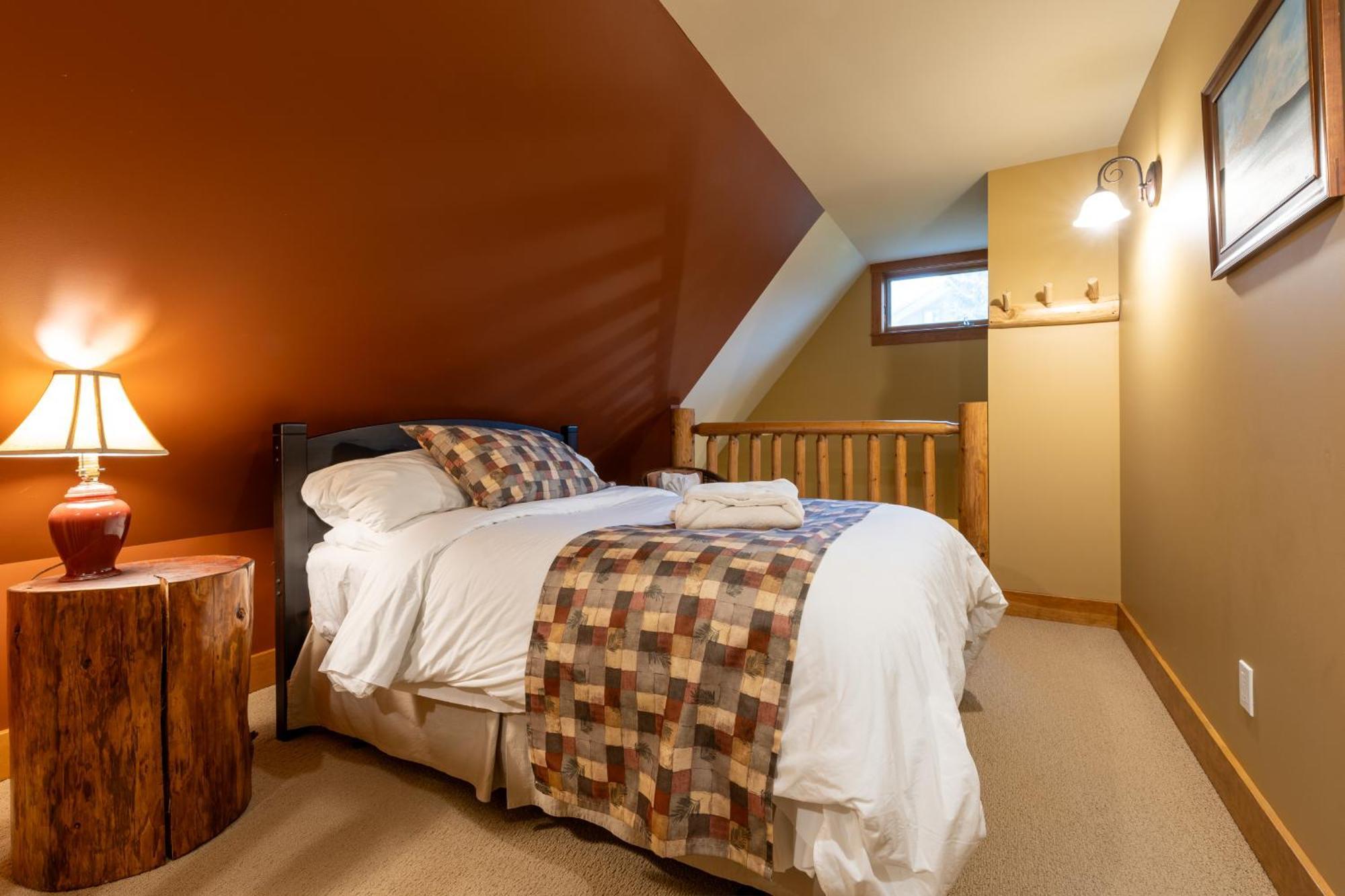 Vagabond Lodge At Kicking Horse Голден Экстерьер фото