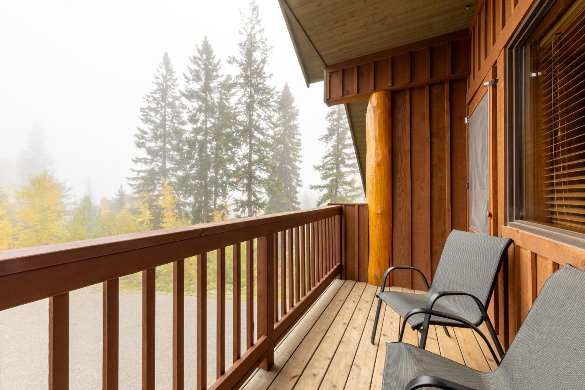 Vagabond Lodge At Kicking Horse Голден Экстерьер фото