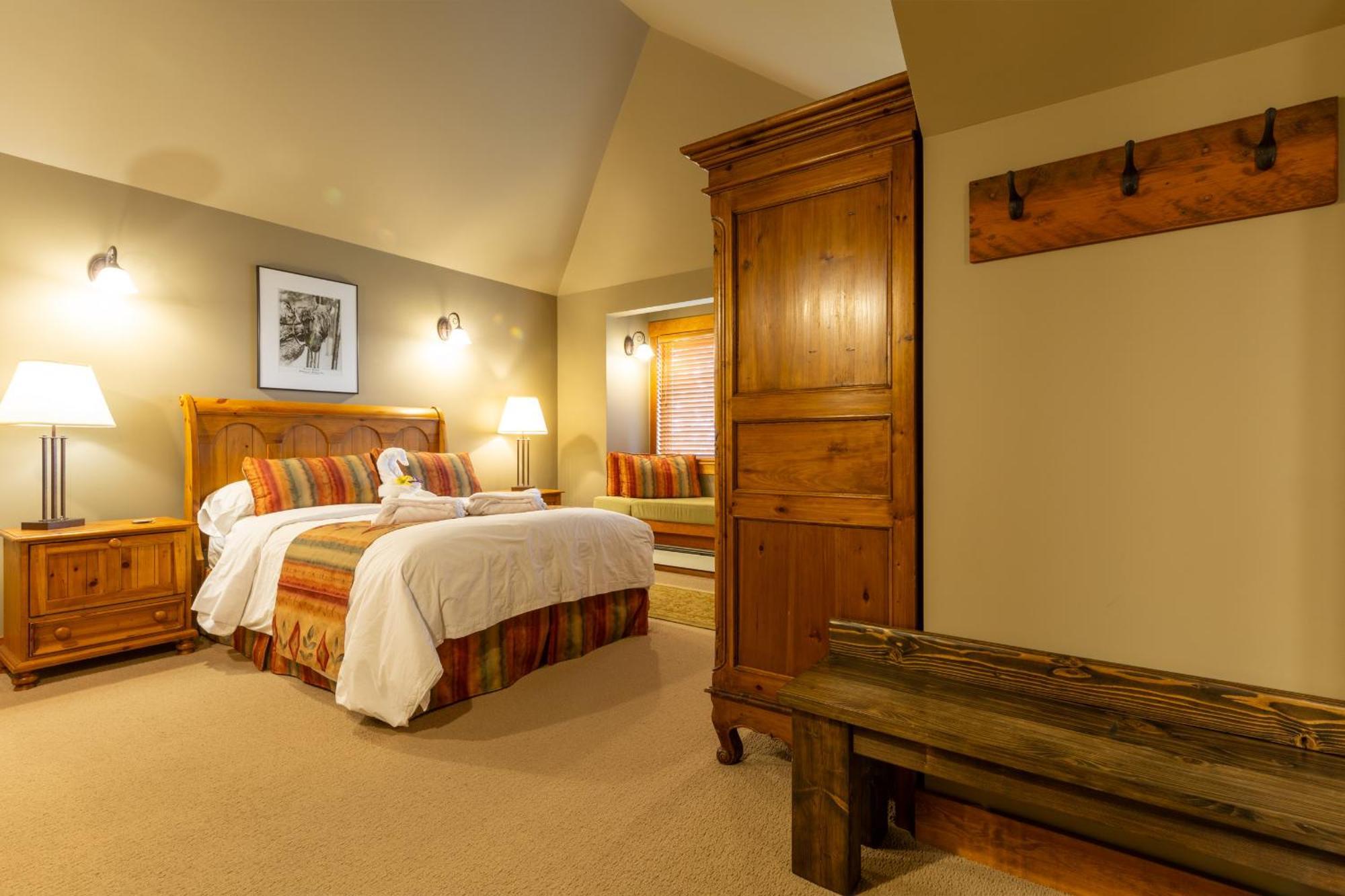 Vagabond Lodge At Kicking Horse Голден Экстерьер фото