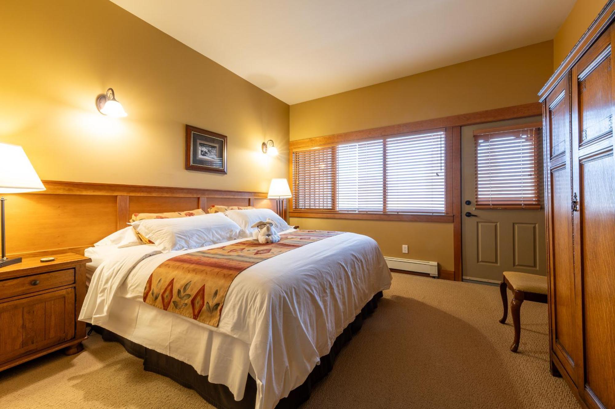 Vagabond Lodge At Kicking Horse Голден Экстерьер фото