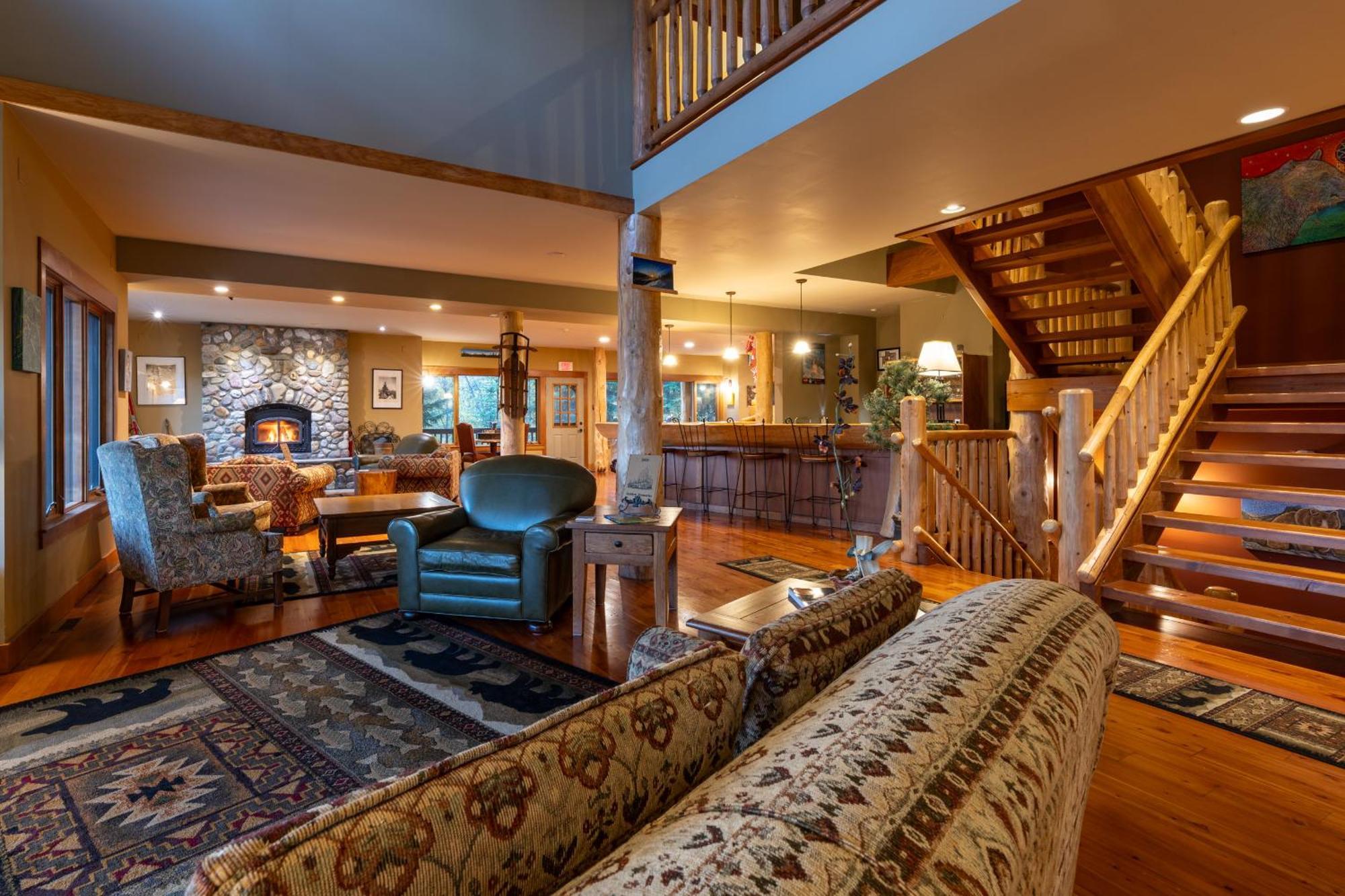 Vagabond Lodge At Kicking Horse Голден Экстерьер фото