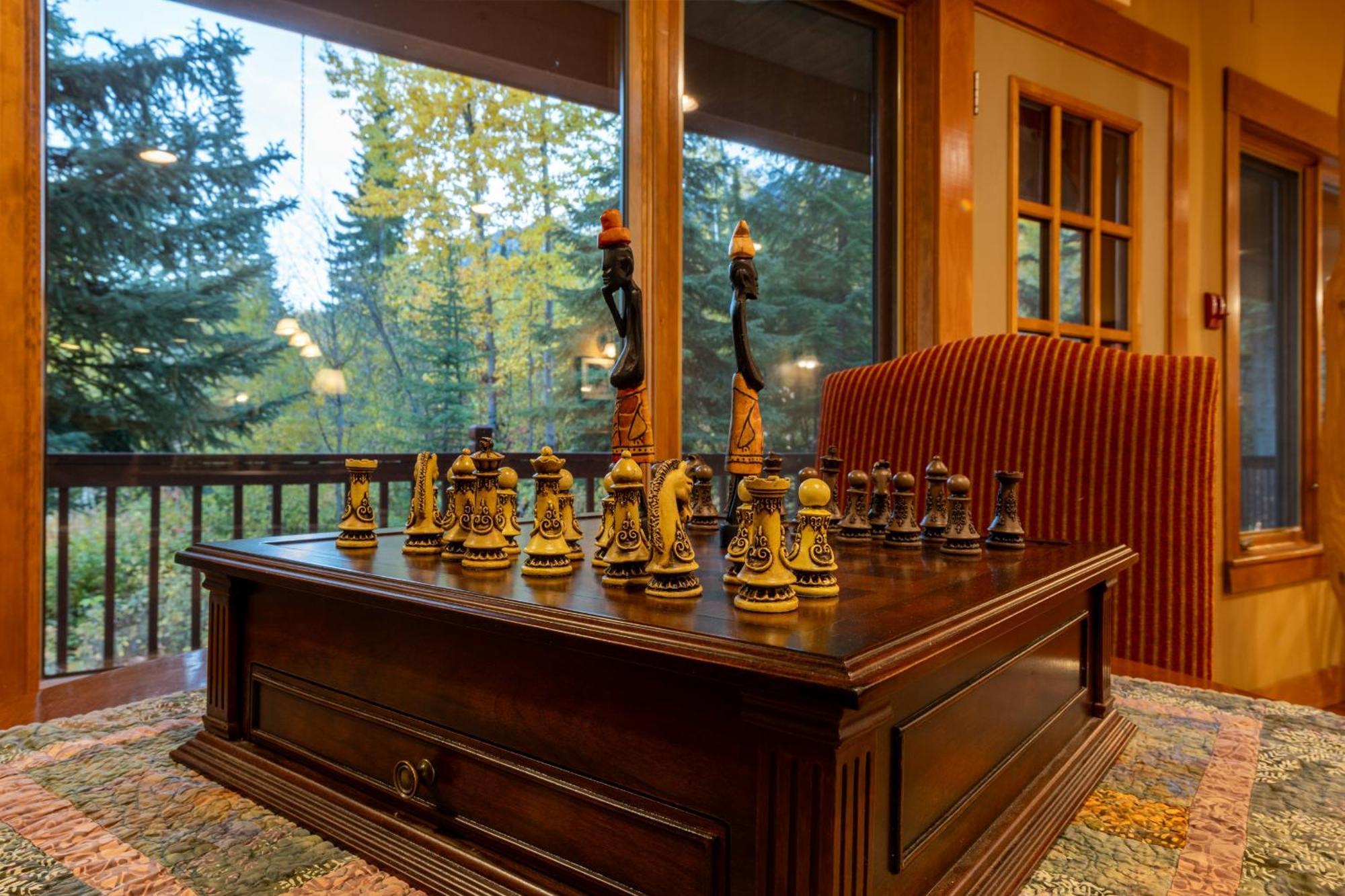 Vagabond Lodge At Kicking Horse Голден Экстерьер фото