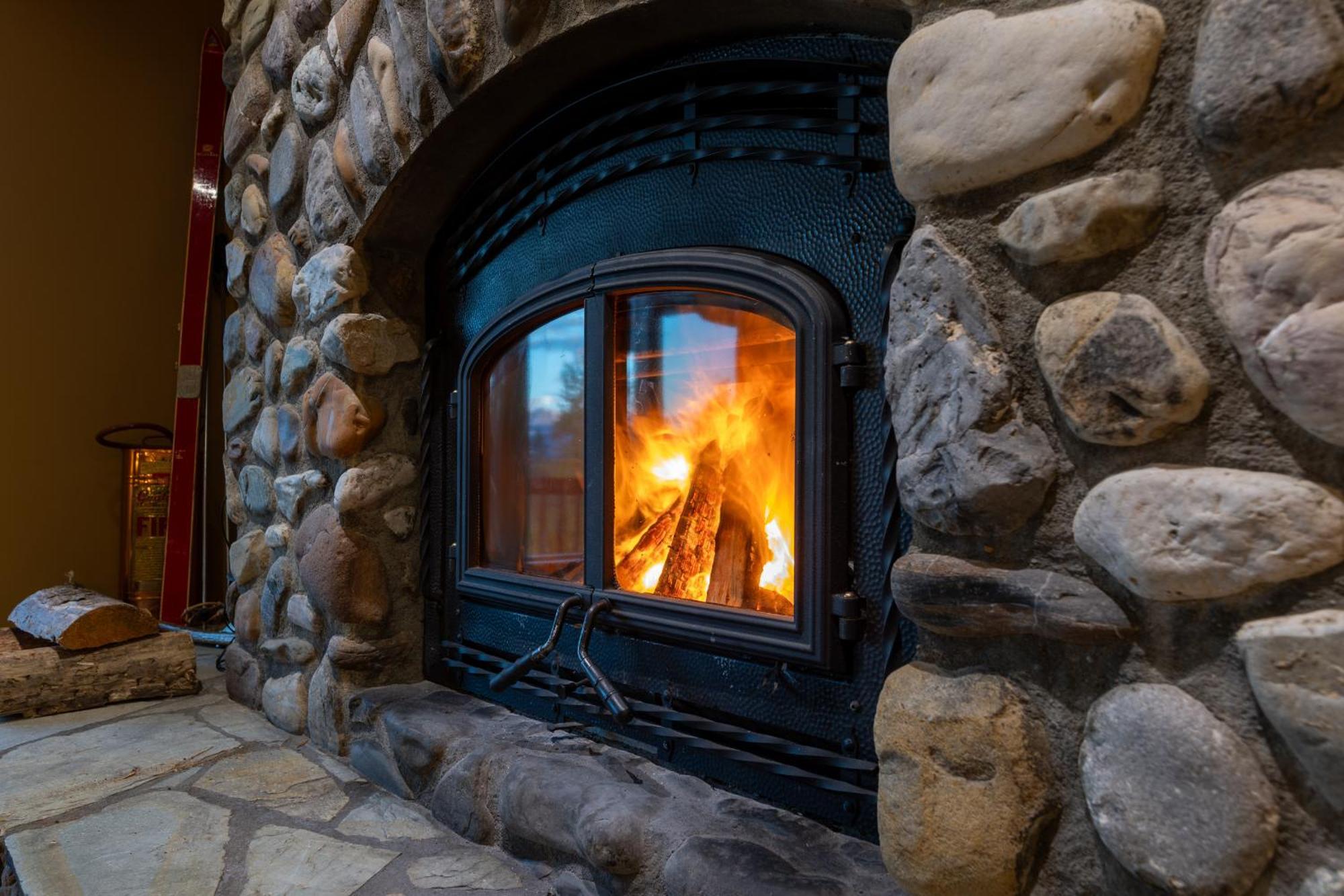 Vagabond Lodge At Kicking Horse Голден Экстерьер фото