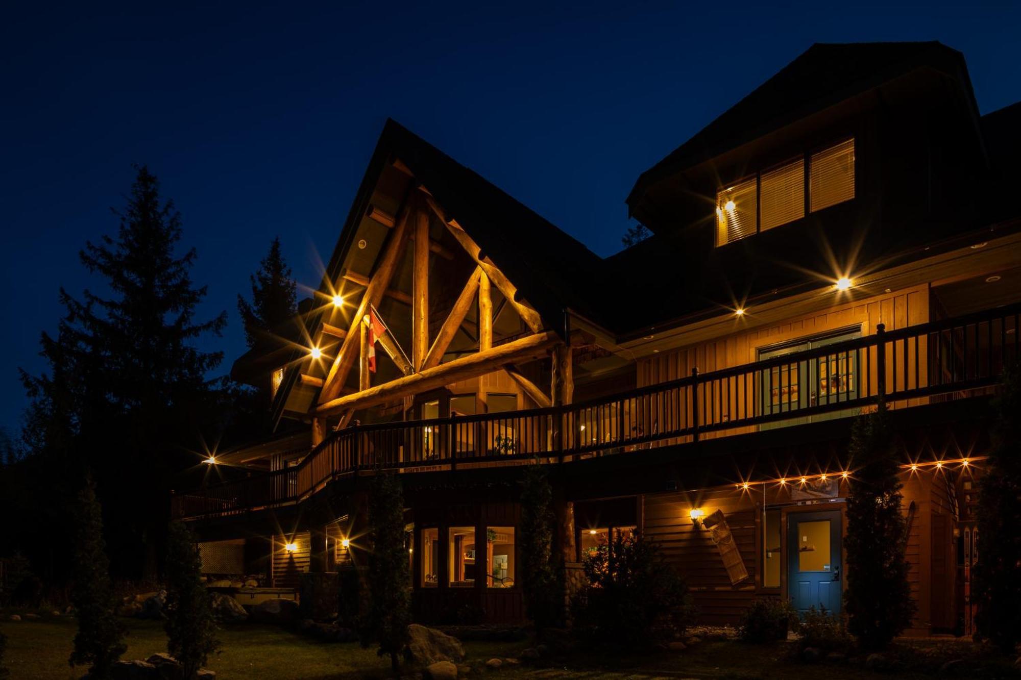 Vagabond Lodge At Kicking Horse Голден Экстерьер фото