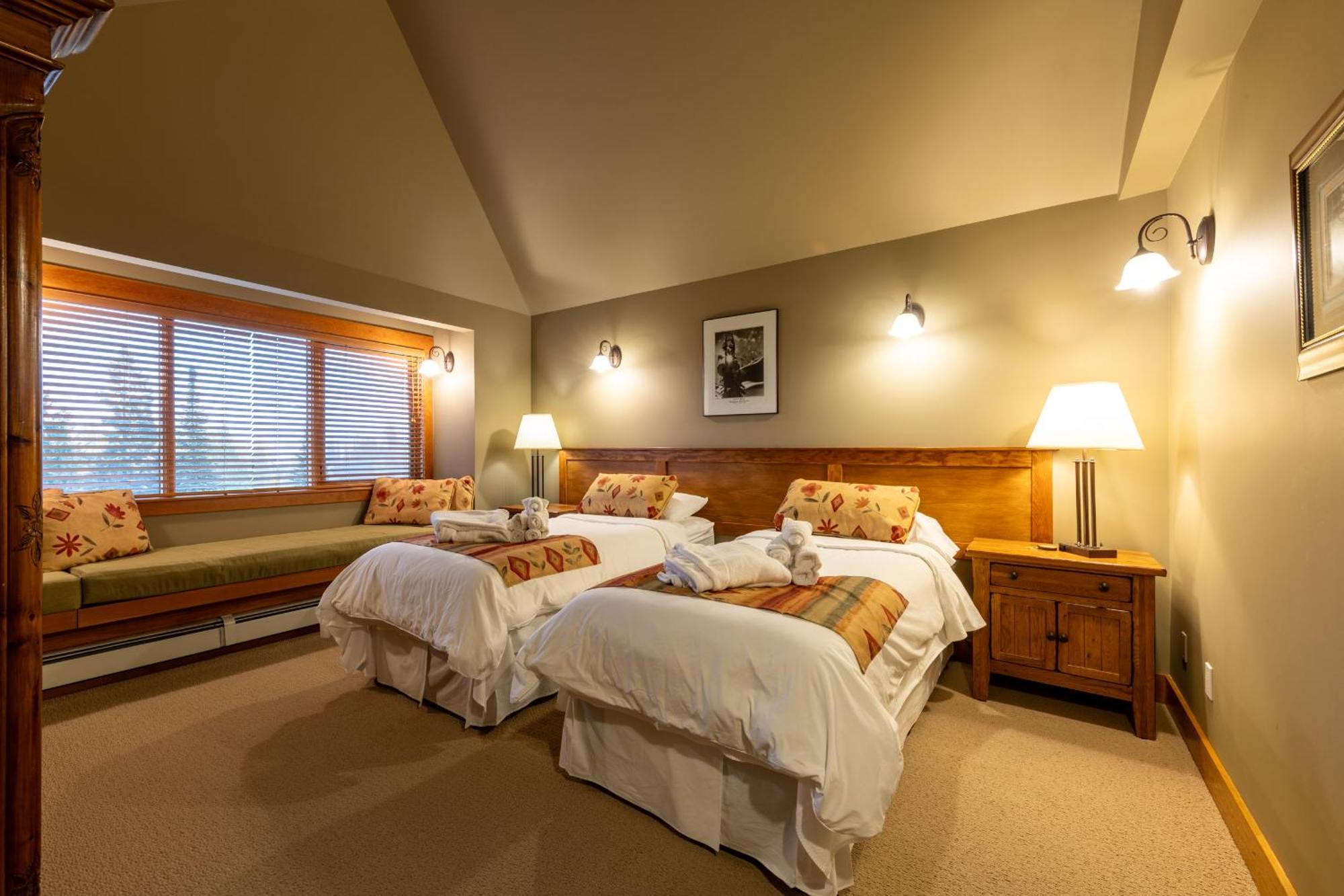 Vagabond Lodge At Kicking Horse Голден Экстерьер фото